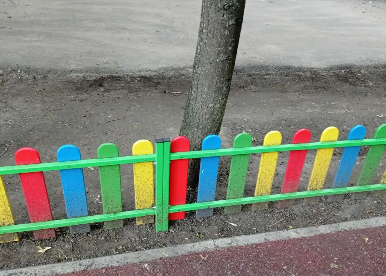 Детскую площадку планируется огородить заборчиком найдите