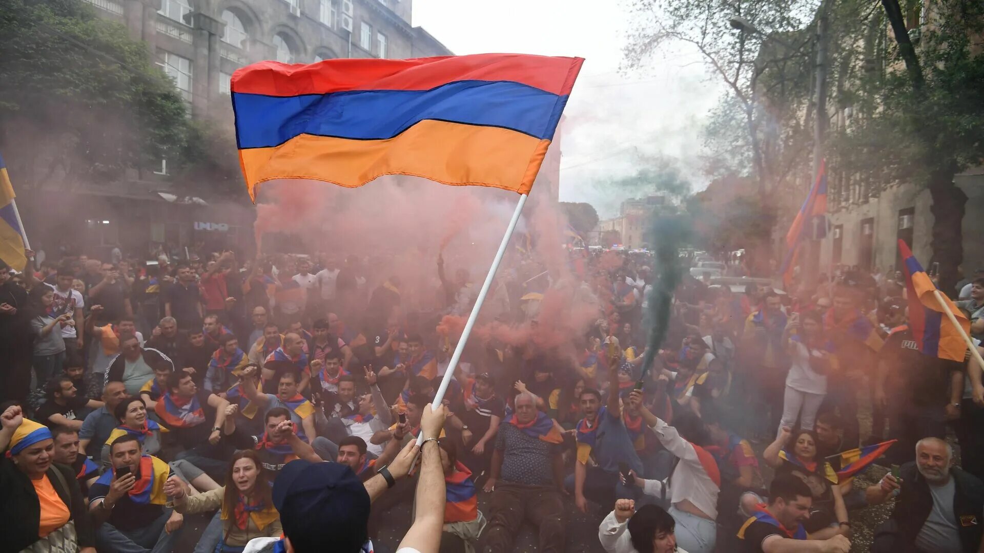Армения завтра. Спутник армения протесты в армении 2025. митинги в армении 2025. армения против пашиняна. армения митинги оппозиции 2025.