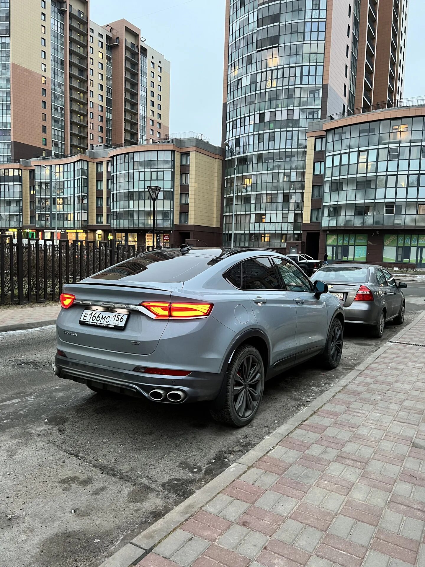 Серо-голубой металлик tugella. Geely tugella 2. Новый geely tugella 2023. Витрина джундао джили. Тугела джили отзывы владельцев недостатки.
