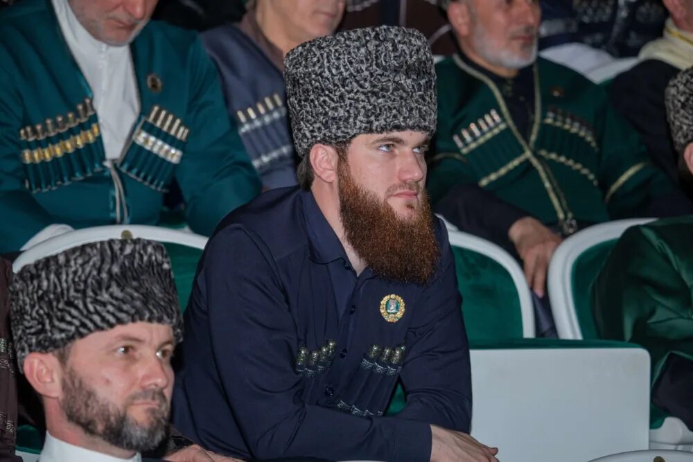 Дааев хож-бауди министр образования. Кадыров 2023. Рамзан кадыров глава чеченской республики. Чеченский государственный язык. Кадыров рамзан ненан мотт.