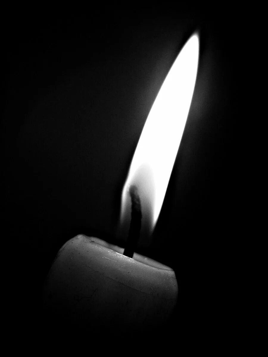 Ч/б свеча. Свеча на черном фоне. Свечка черно белая. Векторная свеча. Черно белая свечка.