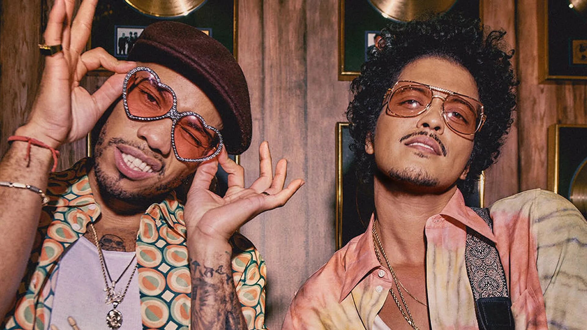 Bruno mars anderson. Бруно марс и андерсон паак. бруно марс грэмми 2025. anderson paak bruno. bruno mars, anderson .paak, silk sonic.