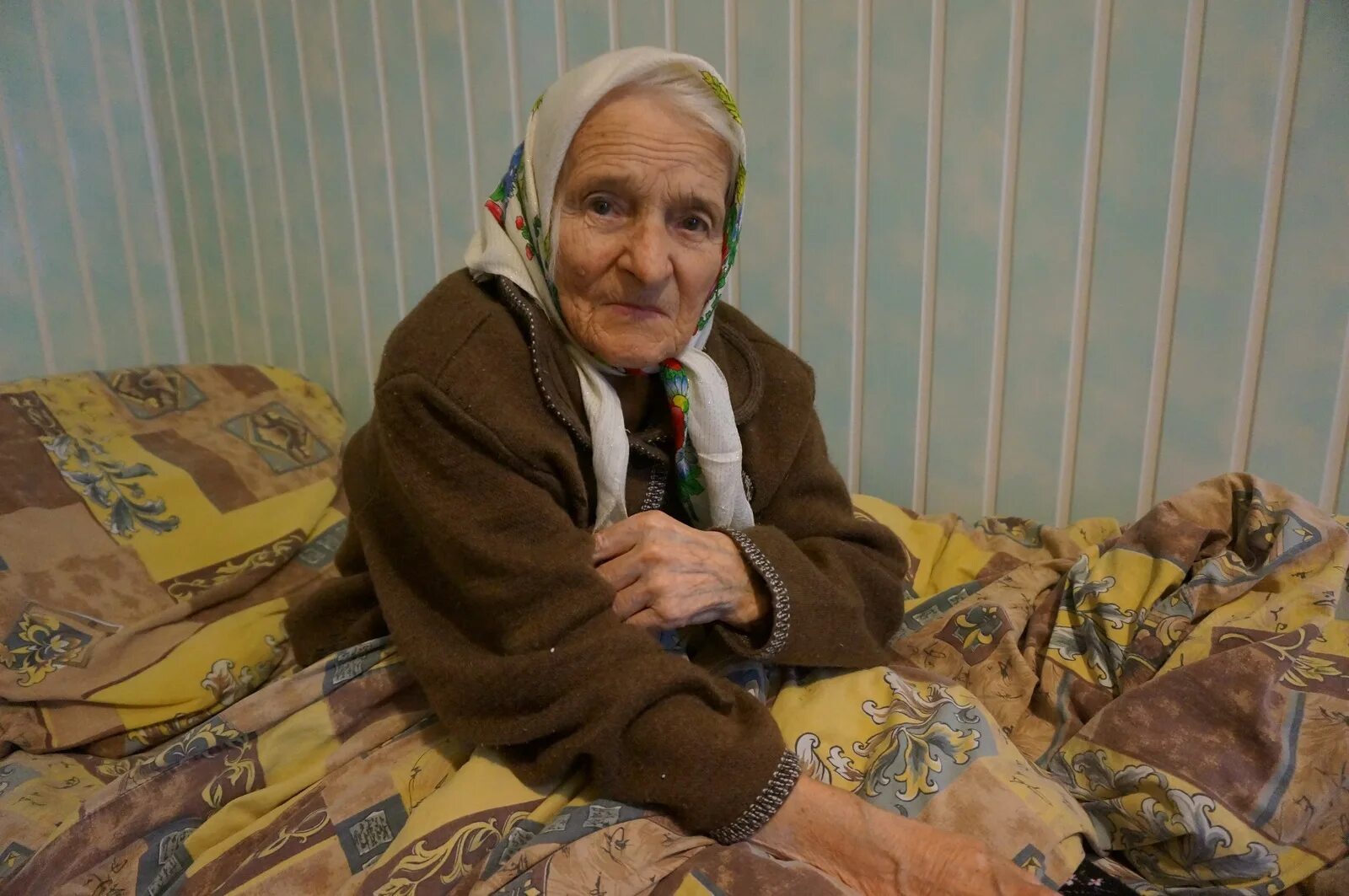 старушка гадалка. столетник пансионат для пожилых. деревенская бабушка. вышлет бабушка. сердитая деревенская бабушка.