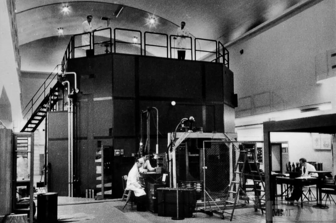 1942 первый ядерный реактор энрико ферми. Создание ядерного реактора. Обнинская аэс реактор. Ирт-2000 реактор. 1942 первый ядерный реактор энрико ферми.