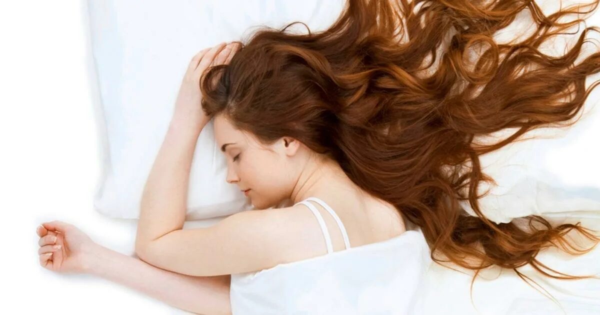 Девушка лежит с распущенными волосами. Лежачие волосы. Длинные волосы во сне.