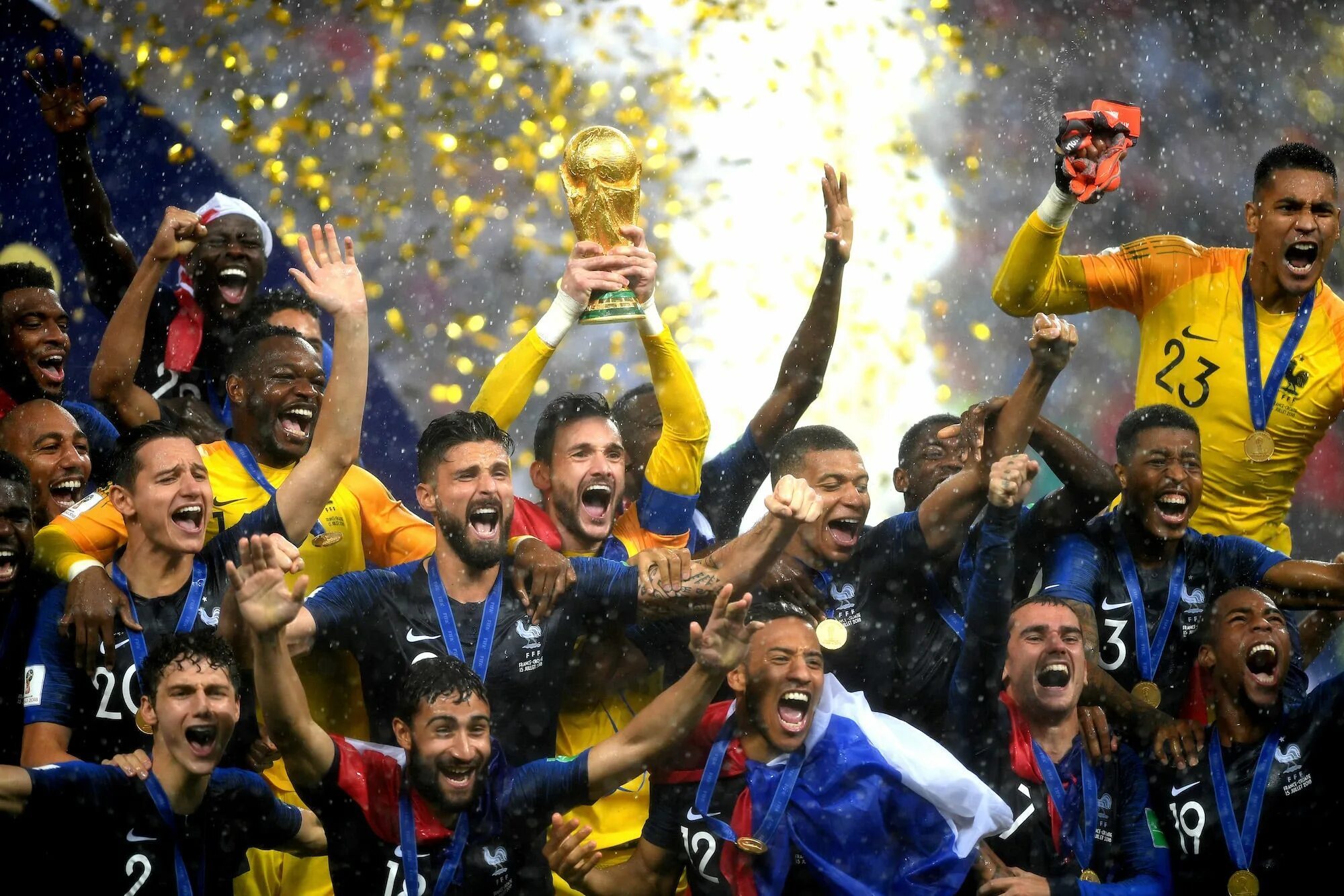 Франция чемпион какого года. Франция ЧМ 2018 чемпионы. Сборная Франции 2018 чемпионы.