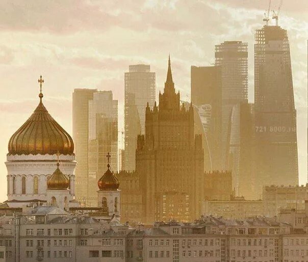 Храм христа спасителя гостиница. Москва сити храм христа спасителя. moscow city храм христа спасителя. москва сити контраст храм христа спасителя. храм высотка москва сити.