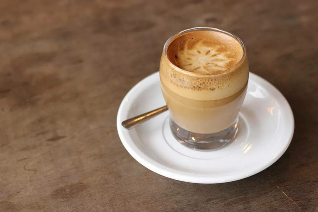 Обычный кофе с молоком. Кортадо и флэт уайт. кортадо маккиато. cortado кофе. топленый кортадо кофе.