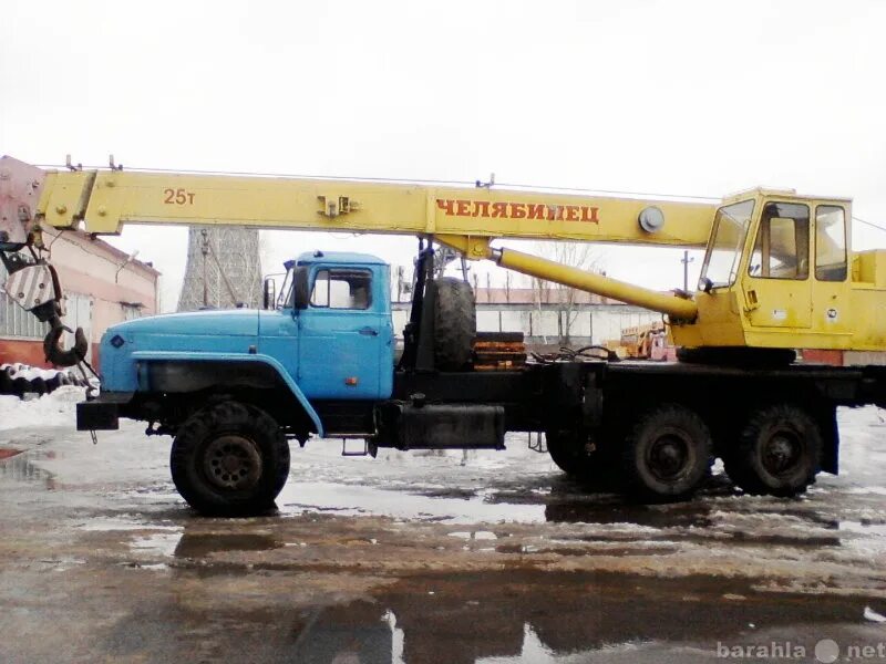 Автокраны алтайский край. Автокран челябинец 25 тонн. Водитель автокрана. Кран маз 14 тонн. Зил 133 автокран.
