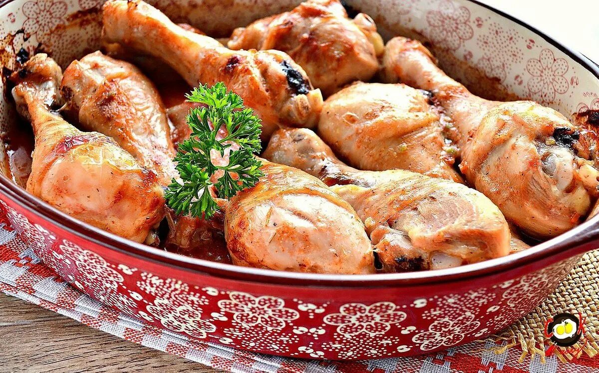 Рецепт сочных голеней в духовке. Голень куриная в духовке с хрустящей корочкой. куриные ножки запеченные в духовке. голяшки куриные в духовке. голени в духовке с хрустящей корочкой.