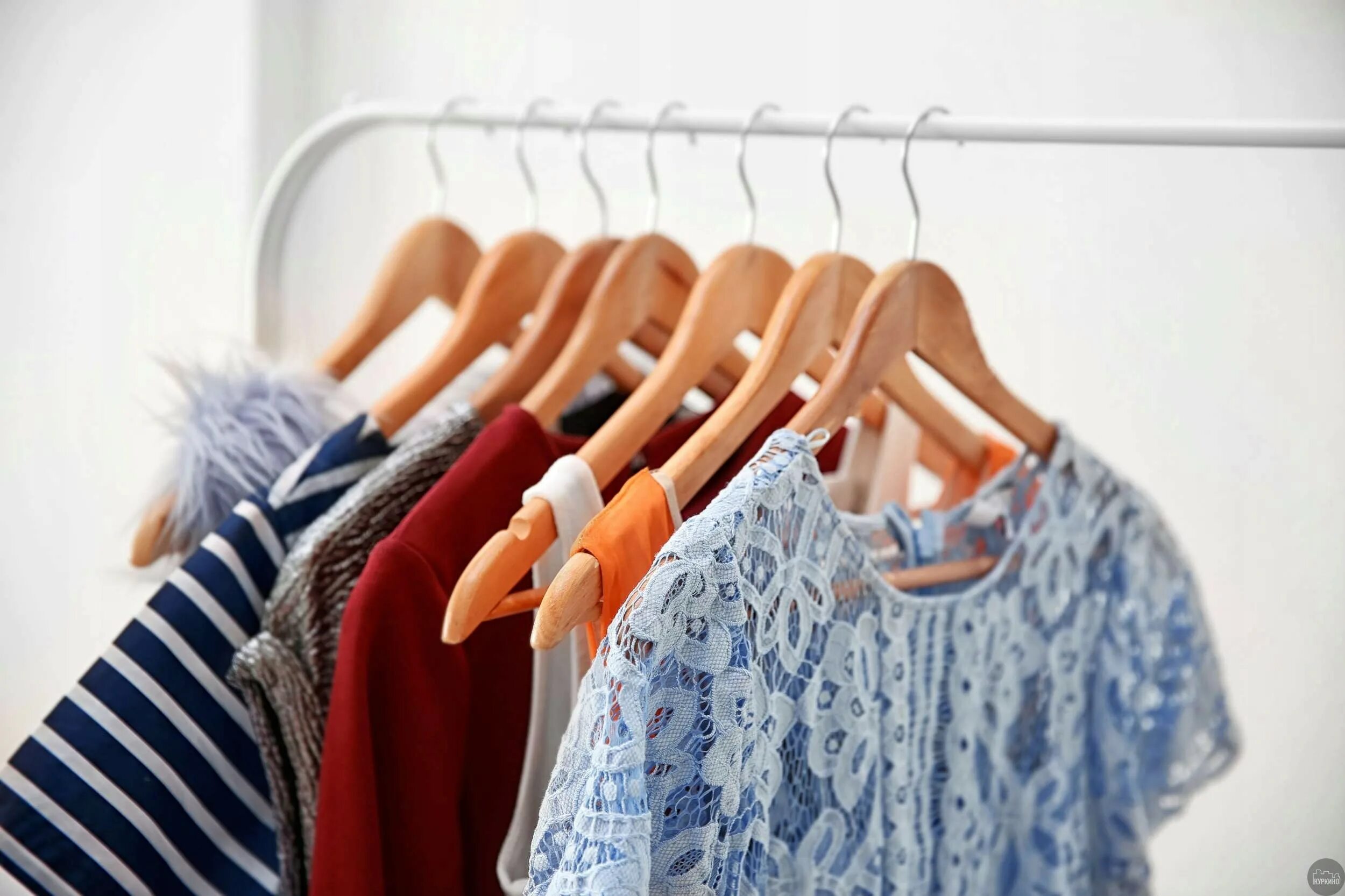 женский гардероб. повторяющиеся вещи. шкаф для одежды. наполнение гардеробной комнаты. повторяющиеся вещи.