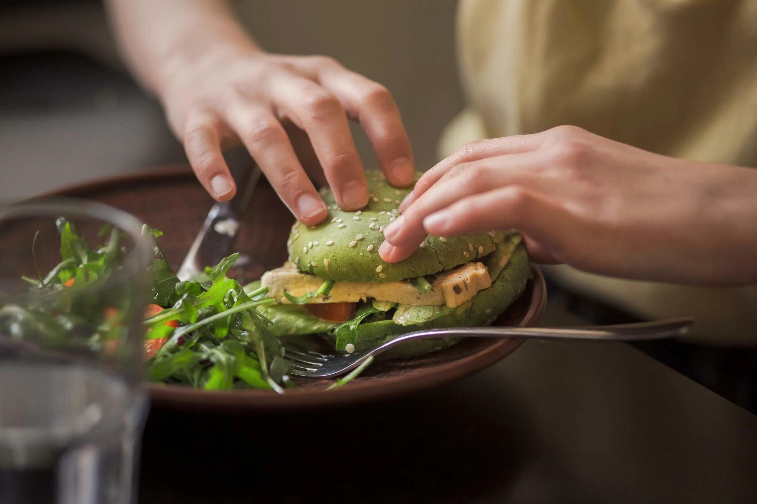 Вегетарианство. Веганская кухня. Вегетарианское мясо. Волос в еде в ресторане.