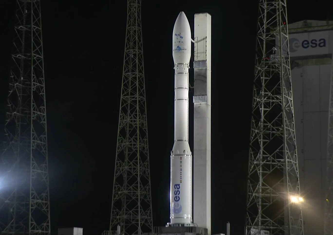 космодром куру. итальянская ракета «vega c»,. космодром европейского космическое агентство. ракетоноситель спутник. запусков vega.