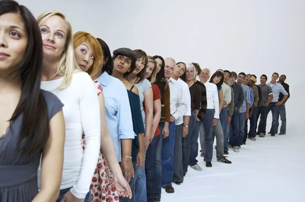 Мужской коллектив. Много клиентов. Дружба взрослых людей. Несколько человек приходит. Несколько человек приходит.