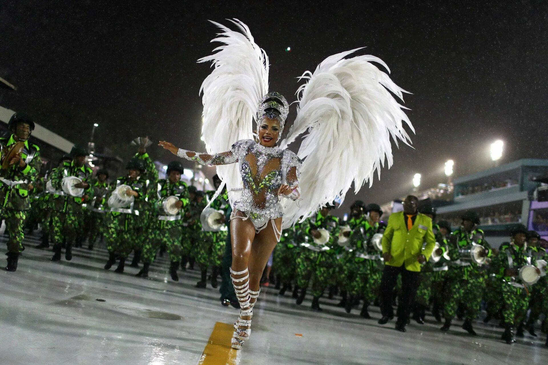 Карнавал в Рио-де-Жанейро Бразилия. Карнавал в Рио-де-Жанейро Рио-де-Жанейро Бразилия. Рио-де-Жанейро карнавал костюмы. Карнавал Рио в Бразилии.