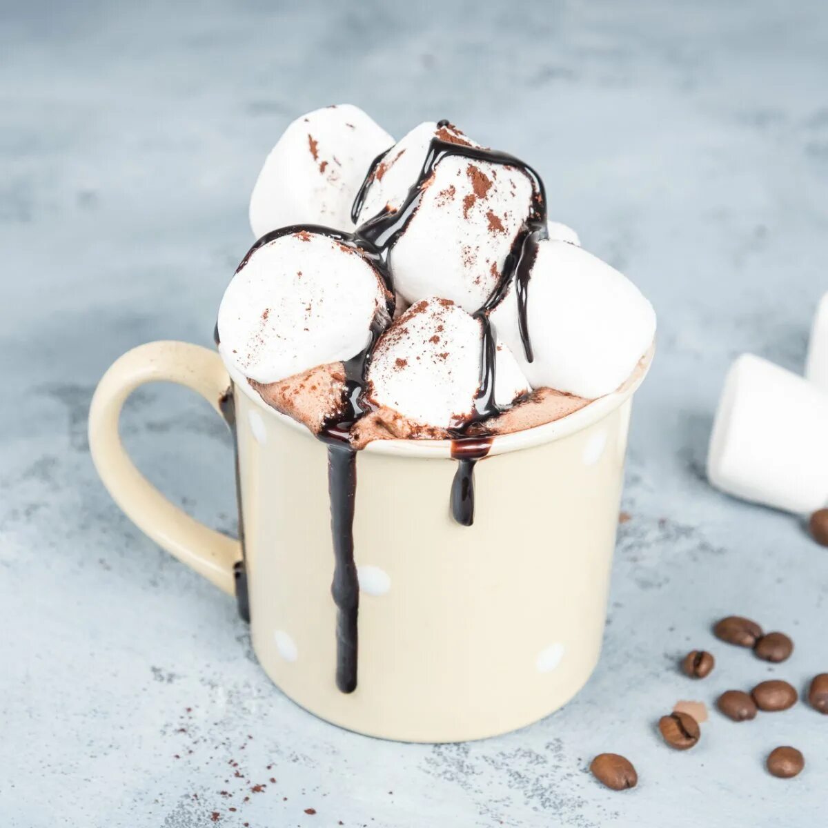 Горячий шоколад с маршмеллоу. Маршмеллоу в кофе. Какао с маршмеллоу. Кофе с зефирками маршмеллоу. Кофе с зефирками маршмеллоу.