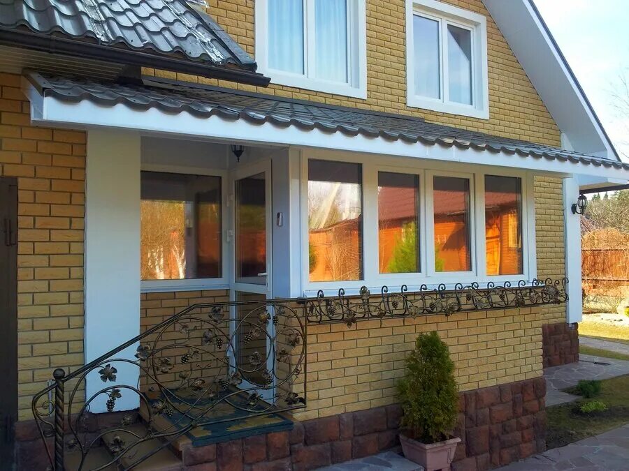 дом с эркером. панорамные окна на балконе. французские окна на балкон п44. остекление балконов. окно пластиковое эркер.