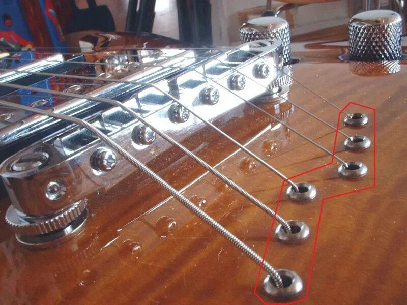 Крепеж гитарной струны. Бридж tune-o-matic. les paul струны сквозь корпус. тюноматик бридж для электрогитары. струнодержатель для бас гитары.