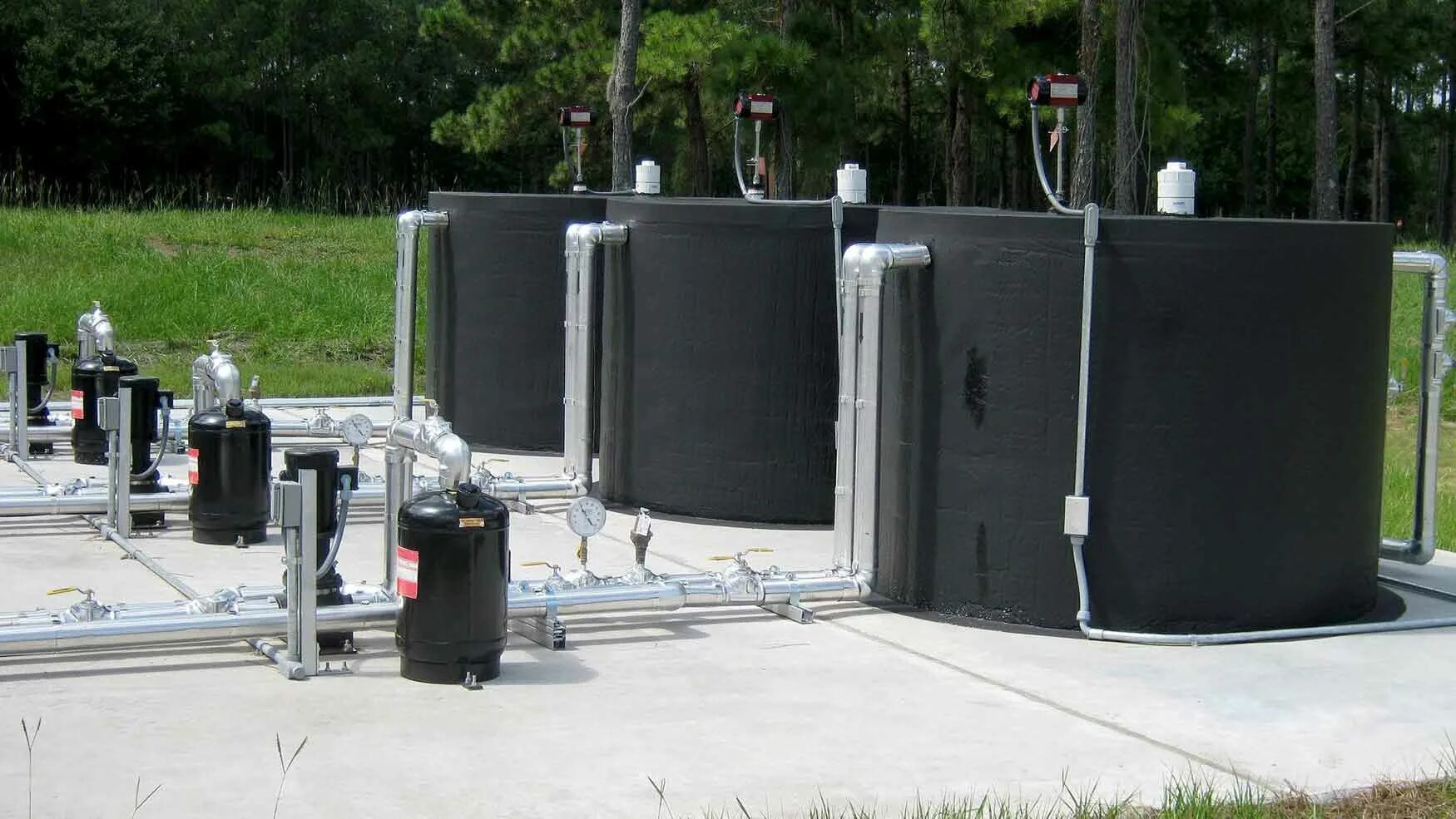 Heat storage. Thermal energy storage. large solar storage tanks. термальные хранилища redding electric utility. thermal tank.