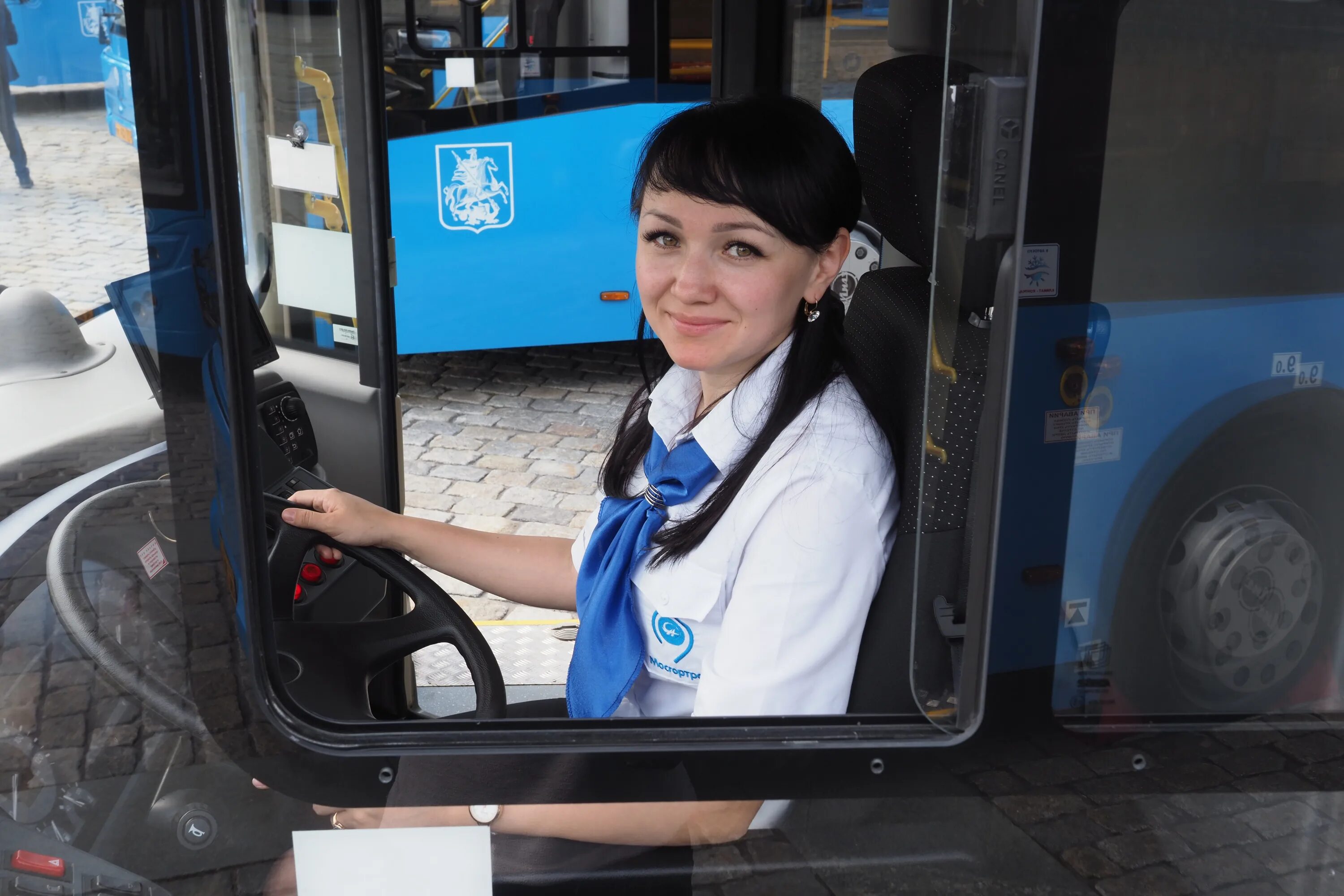 Женщина водитель автобуса. Водитель автобуса Мосгортранс. Водитель Мосгортранс. Женщина водитель автобуса Мосгортранс.