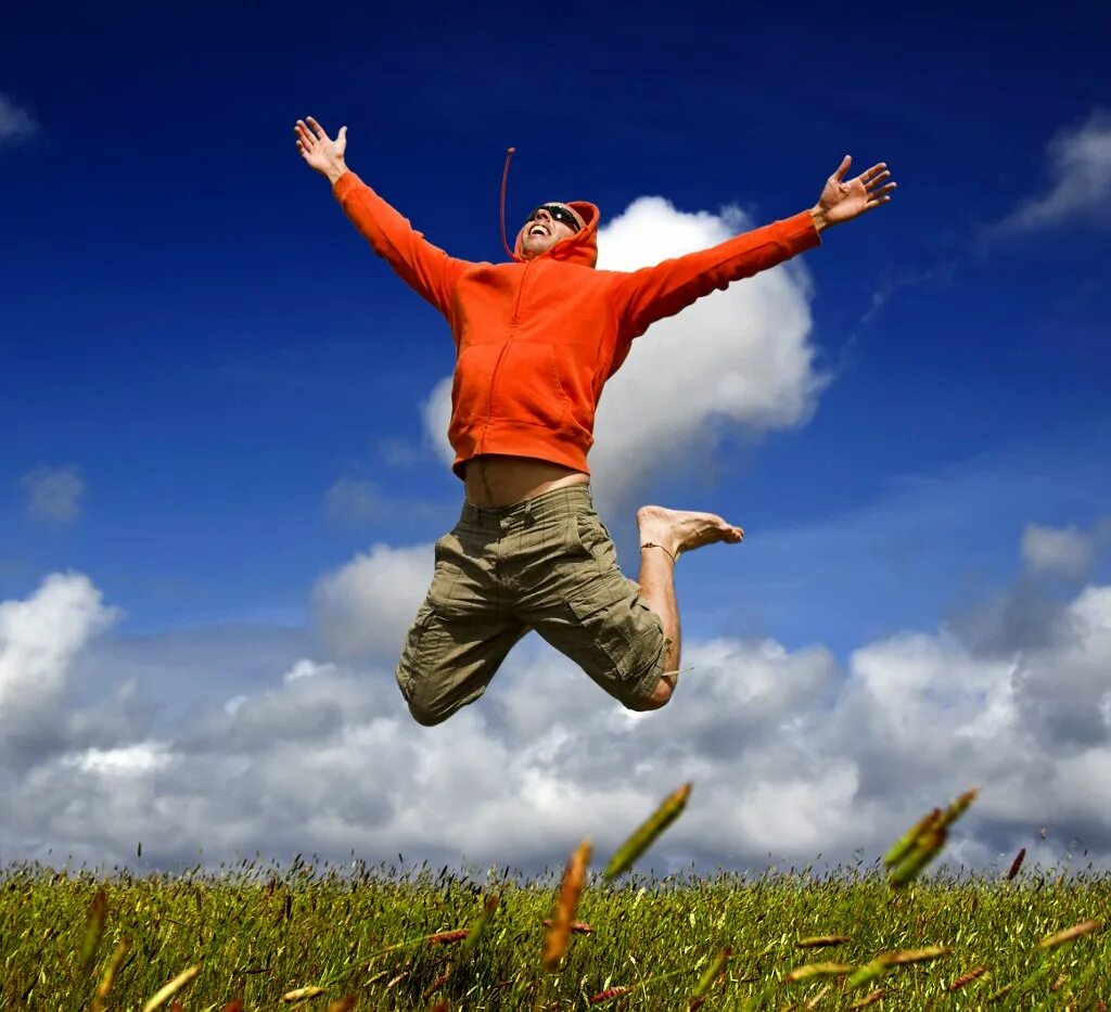 Счастливого человека заметить. Мужчина в прыжке. Позитивный человек. Человек радостный. Счастливый человек.