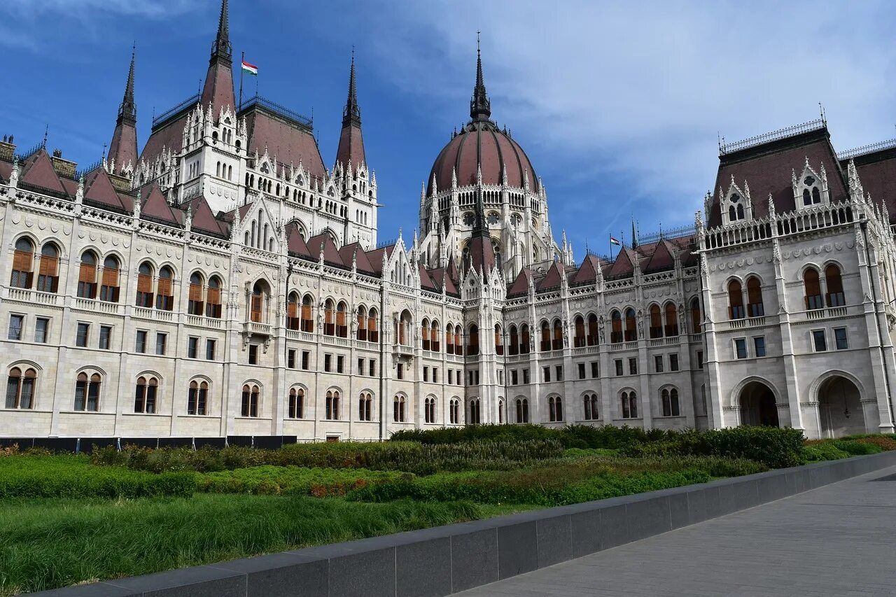Венгрия ратифицировала. Здание парламента в Будапеште. Здание парламента Венгрии в Будапеште. Будапешт дворец парламента. Парламент Венгрии архитектура.