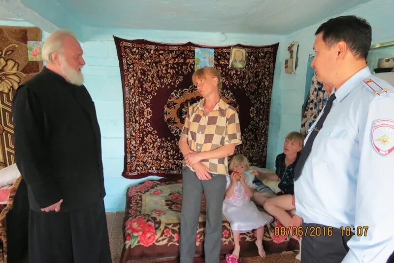 Посетили неблагополучную семью. Посетили неблагополучную семью. Комиссия кдн в неблагополуч семьях. Посетили неблагополучную семью. Многодетные семьи неблагополучие\.