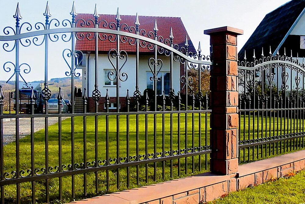 Заборы форумы. Красивый забор. Заборы форумы. Красивые заборы из кирпича. Забор с наклоном.