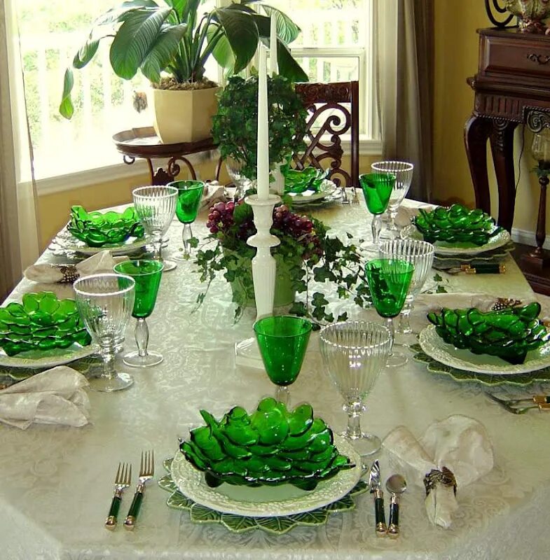 Картинки красивых столов. Сервировка праздничного стола. Красивая сервировка стола. Сервировка стола в зеленом цвете. Красиво украсить стол.