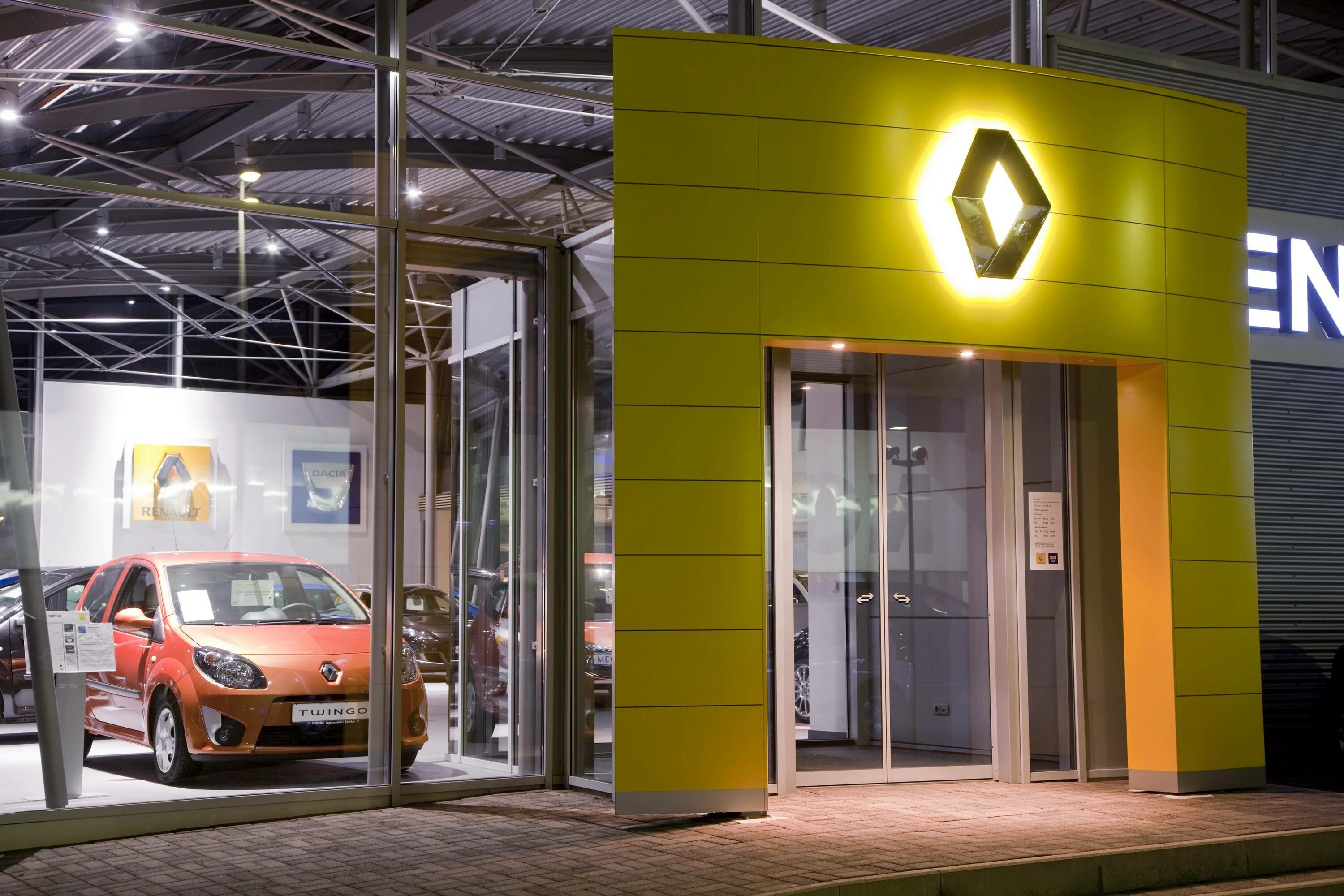 Сервис renault. Renault service. Рено сервисный центр. Рено входная дверь в дилерский центр. Сервис Рено в Москве.