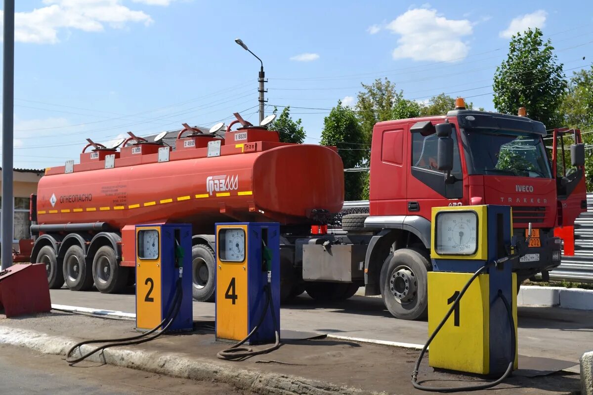 Дизтопливо с доставкой. Бензовоз м10 Ойл. Дизельное топливо. Дизельное топливо на АЗС. АЗС для грузовых автомобилей.