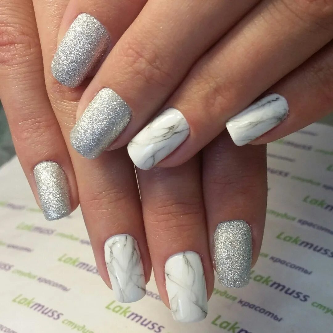 ногти серебристые. белыйманикбр с блестками. маникюр с серебром. маникюр серебряные блестки. ногти маникюр дизайн серебристый.