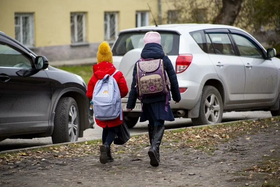 Мужчина и женщина продлили каникулы до 1 ноября показать фото. В период школьных каникул ребёнок будет находиться дома.