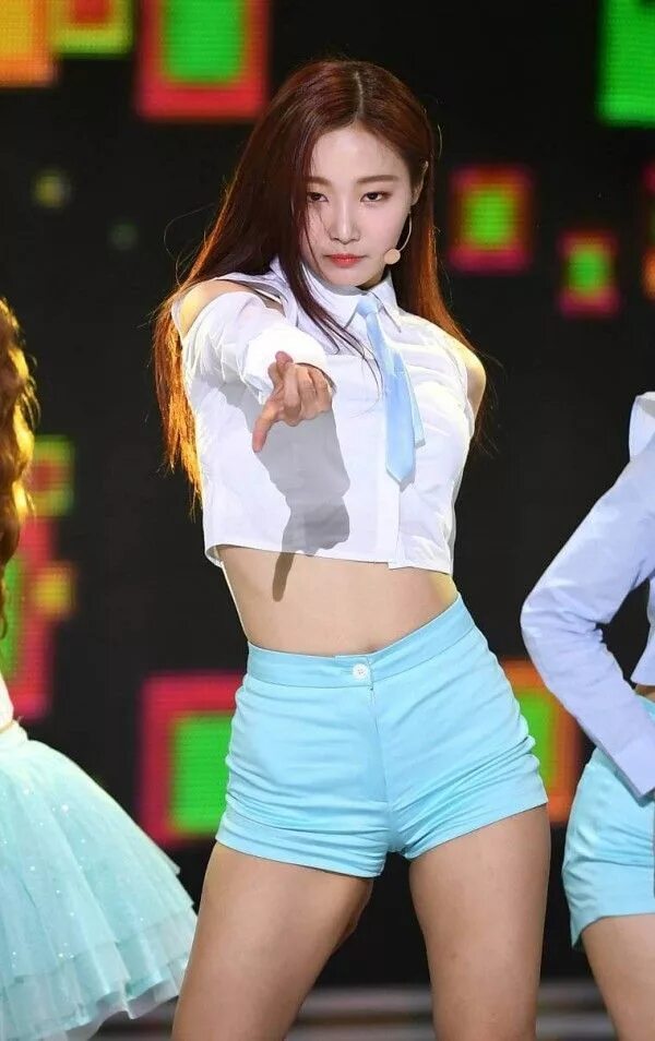 Девушки в обтягивающих шортах вид сзади. Корейские шорты айдолов. Кпоп шорты. Шортс кпоп. Шортс кпоп.