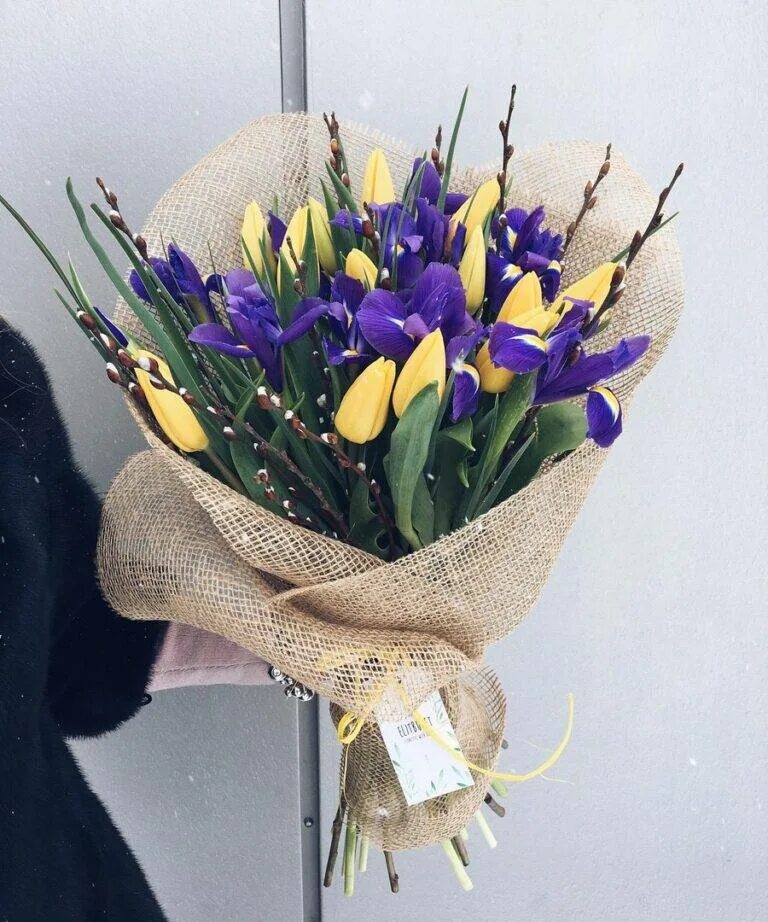 Букет "25 тюльпанов". Цветы тюльпаны с ирисами. С какими цветами сочетается тюльпан в букете. Тюльпаны орис. Сочетание цветов в букете.