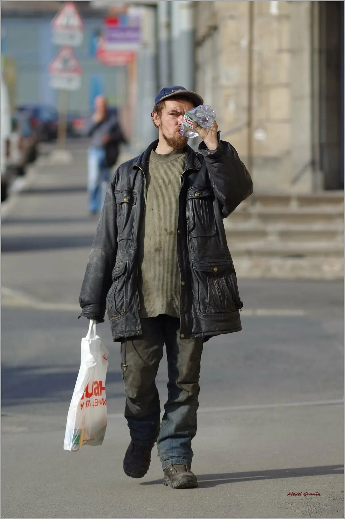 Бомж в модной одежде. Стильный бомж. Нью йоркский бомж стиль. Как называется одежда бомжей. Как называется одежда бомжей.