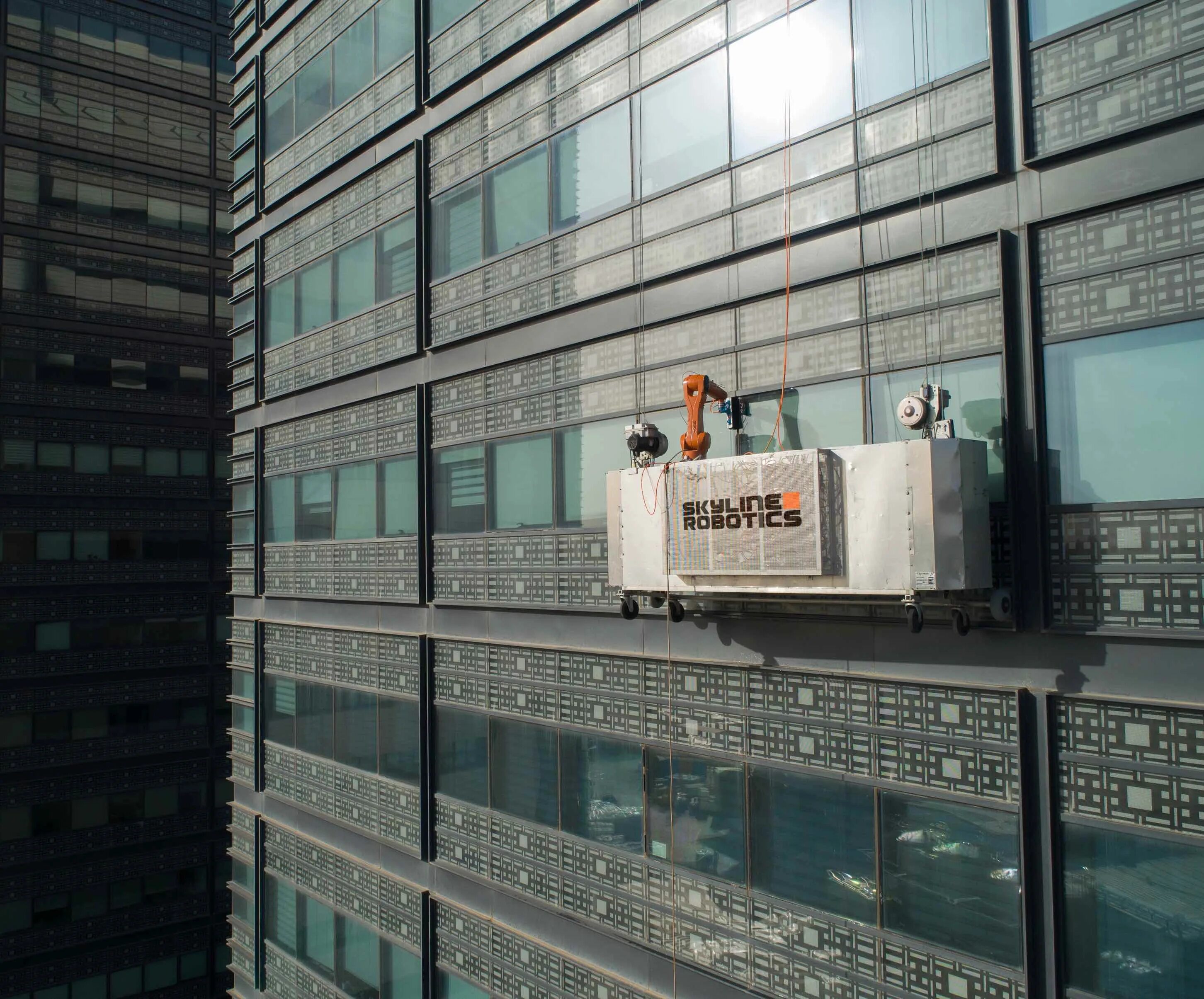 Промышленный робот мойщик. Робот мойщик окон gekko facade. skyline robotics. робот мойка фасад. роботы для фасадов зданий.