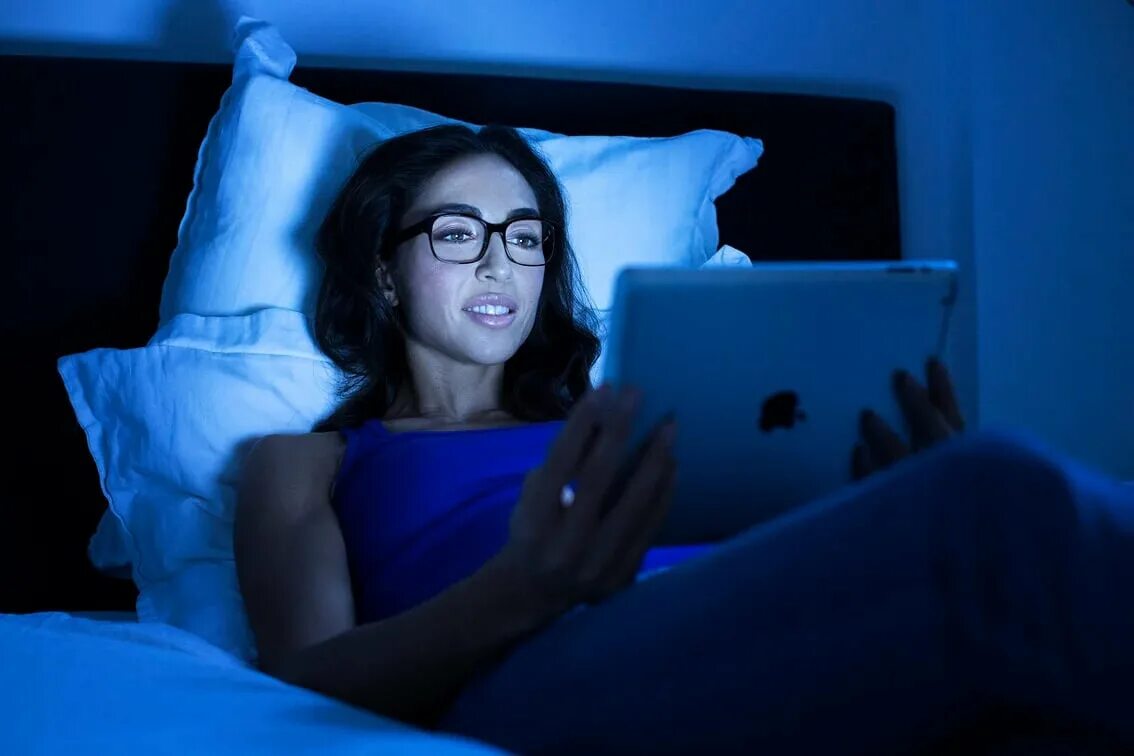 Синий свет от экрана. Девушка с компьютером. Синий свет от гаджетов. Человек перед экраном в темноте.