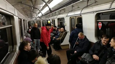 Танцует в метро