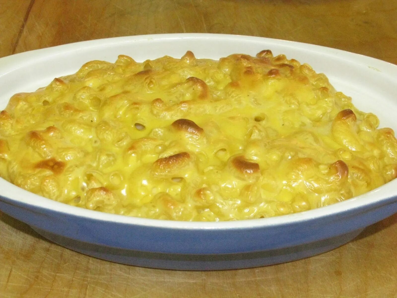 Макароны в духовке с яйцом и молоком. Макароны запеченные с сыром. макароны запеченные в духовке с сыром. запеканка из макарон с яйцом. рожки с сыром в духовке.