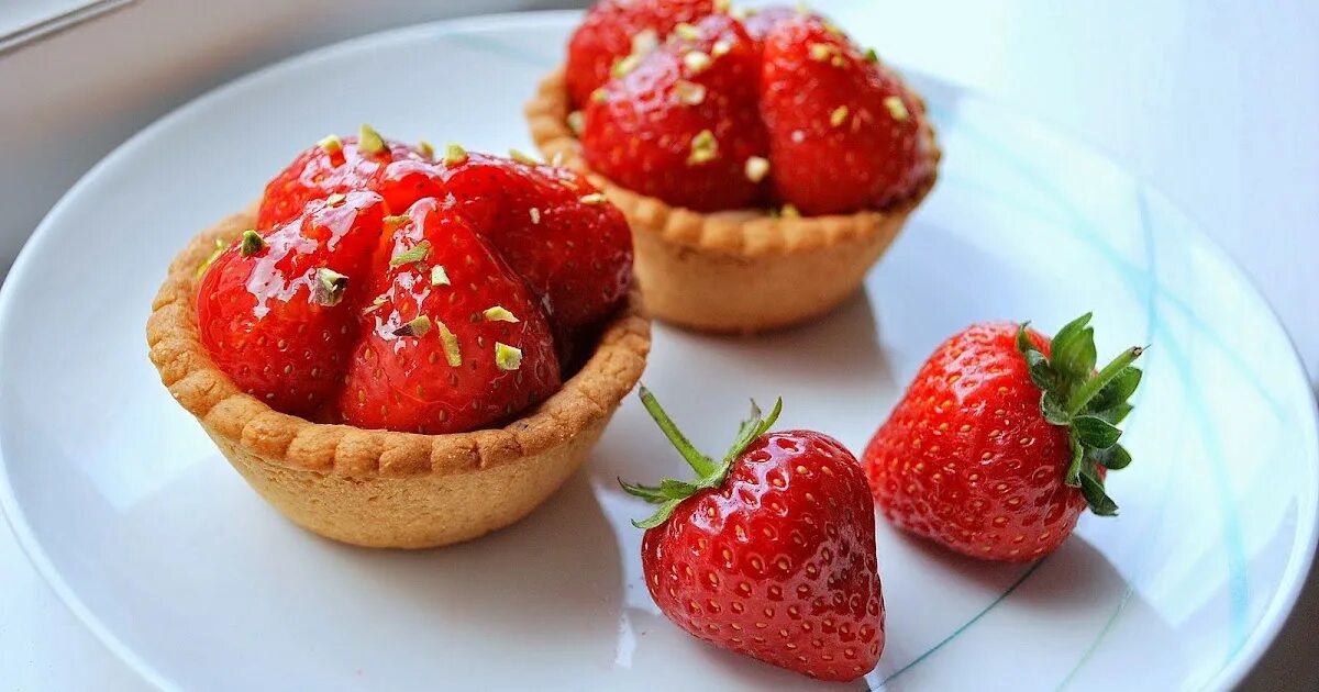 Клубника миндаль. Клубника и миндаль. Mini Tart with Strawberry. Strawberry taste. Strawberry Wash.
