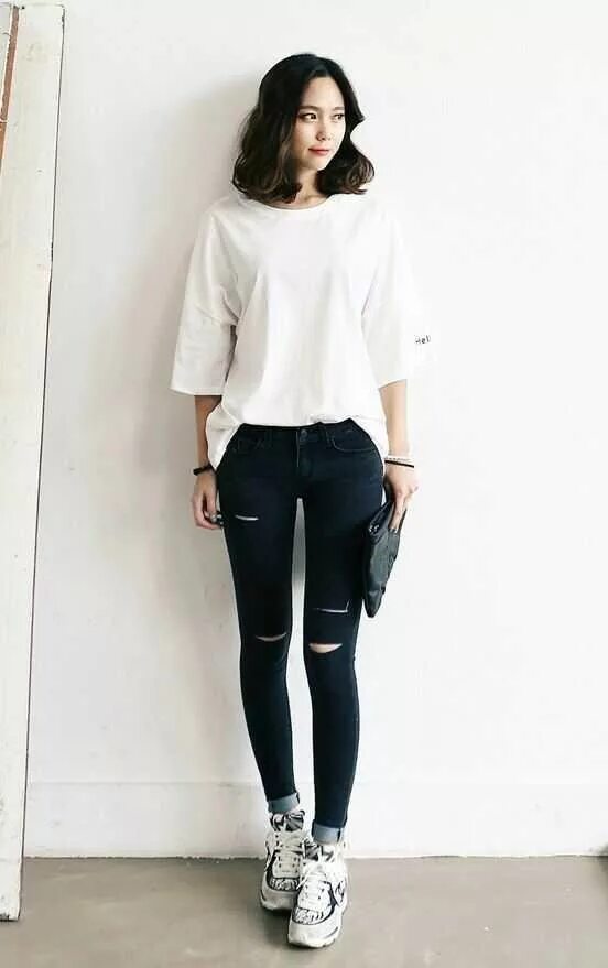 Белая кофта черные штаны. Ulzzang Fashion Корея. Корейская одежда для девушек джинсы. Корейская одежда для девушек. Корейская одежда для девушек штаны.