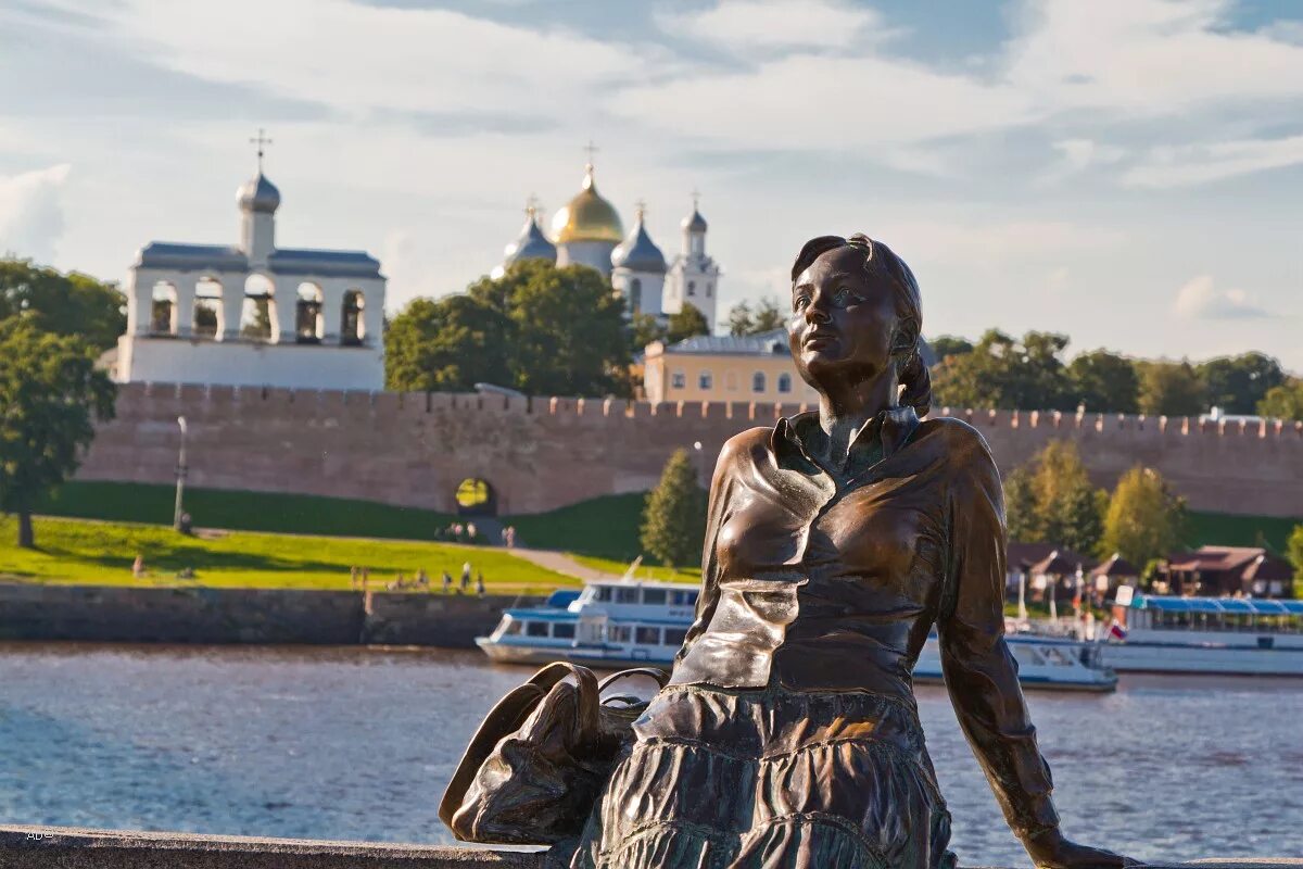 Высшее лицо в новгороде. Великий новгород. великий новгород туризм. великий новгород памятник туристке. туристы в великом новгороде.