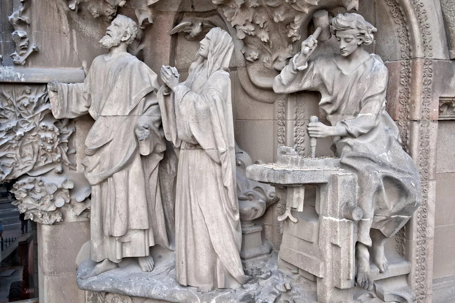 дом висенса. михайловский золотоверхий собор. памятники архитектуры статуи. антонио гауди его архитектура дом висенс. покровители архитектуры.