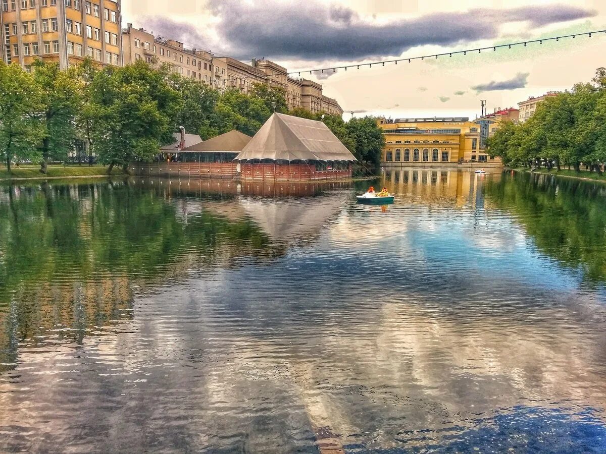 Чистые пруды где. Парк чистые пруды москва. москва сквер чистые пруды. чистопрудный бульвар пруд. чистые пруды пруды москвы.