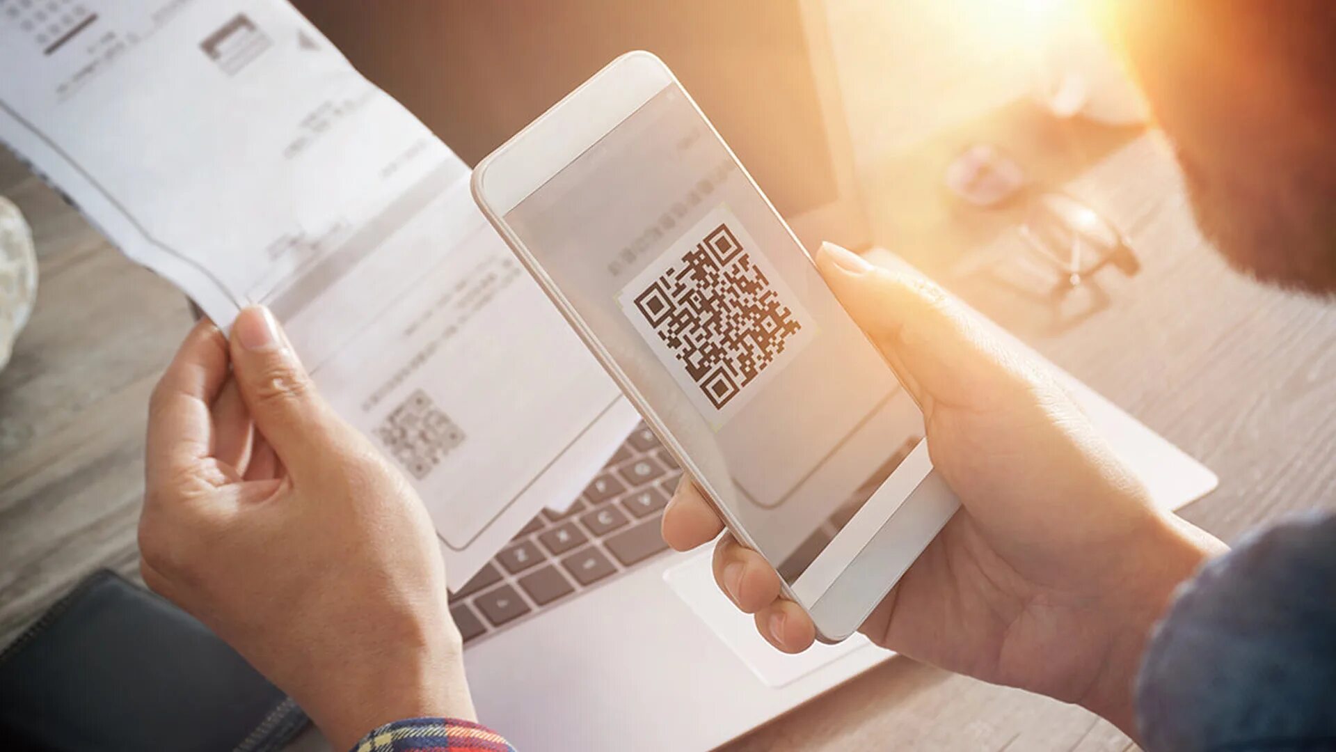 Сканирование QR кодов. QR код на документах. QR код на телефоне. Отсканируй QR код. Считать код сканером