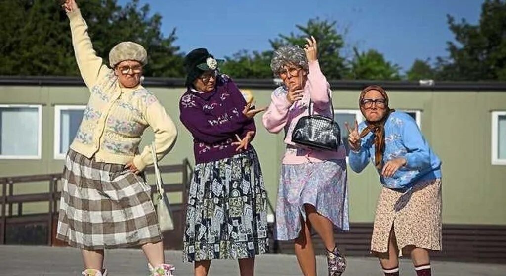 Раз раз стариков старух. Танцующие бабушки. Четыре бабушки. Старушки пляшут. Бабушки подружки.
