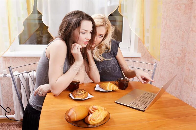 Подруги в кафе. Подружки за столом. Две подруги в кафе. Подруги в кафе. Подруги болтают.