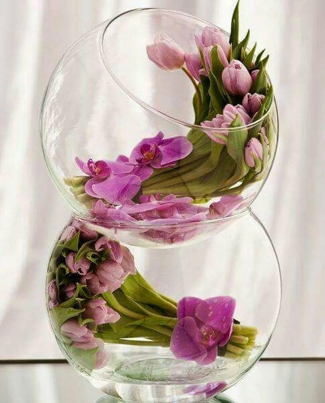 Ваза для живых цветов. Цветочная композиция в бокале. Цветы в стеклянных вазах. Композиции в стеклянных вазах. Композиция в прозрачной вазе.