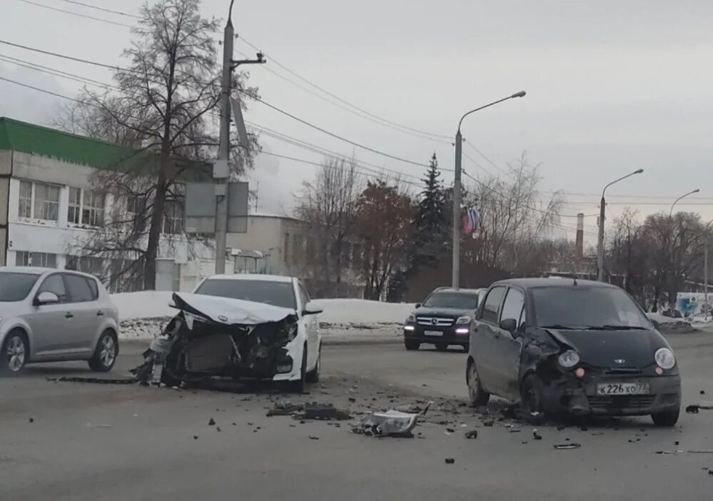 Ульяновск чп в контакте. Авария на Московском шоссе сегодня. Авария на Московском шоссе Ульяновск. Авария в Ульяновске сегодня на Московском шоссе. ДТП В Ульяновске сегодня утром на Московском шоссе.